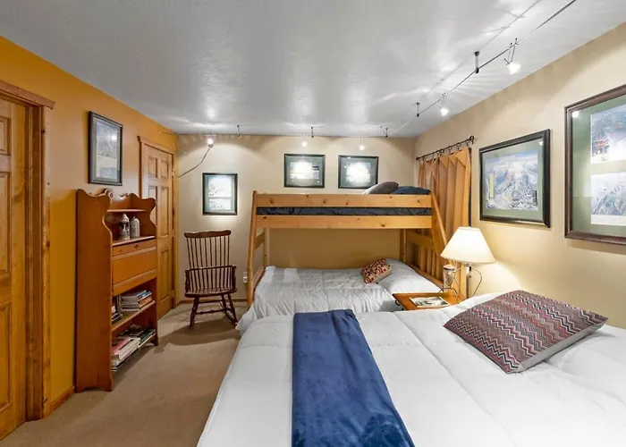 Lovely 4 Bdr Home With Private Hot Tub Near Trails
