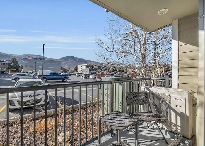2 Bdr Townhome With Lots Of Charm Free Parking