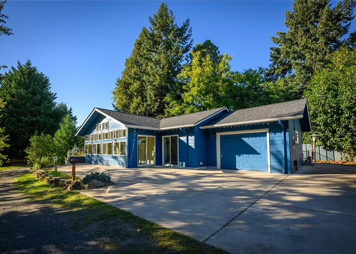 Blue House - Private 2 Bed, 2 Bath Home With Garage
