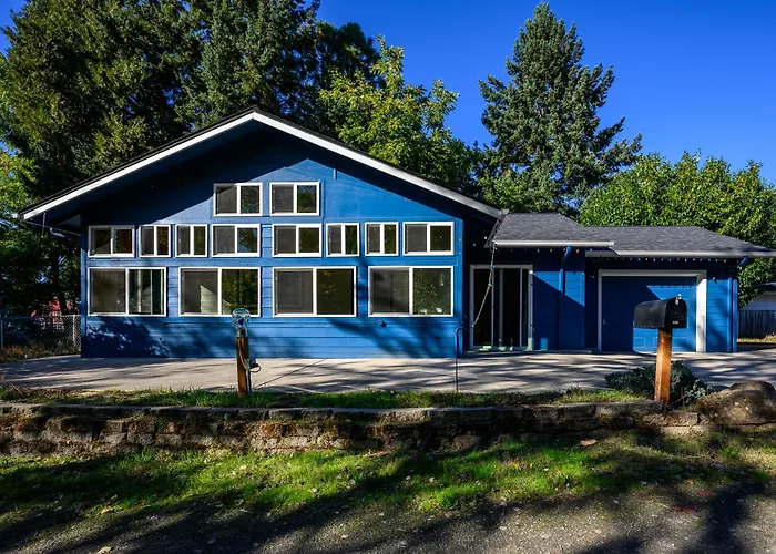 Blue House - Private 2 Bed, 2 Bath Home With Garage