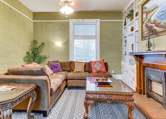 Walk To Downtown: Historic Home In Mobile
