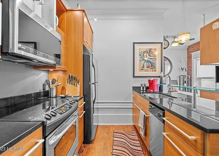 Downtown Condo*Balcony*River*Pet Friendly*Beach