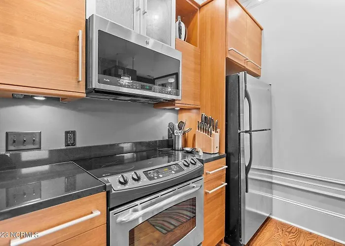 Downtown Condo*Balcony*River*Pet Friendly*Beach