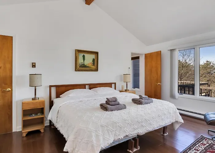 Stylistic Home And Easy Walk To The Beach