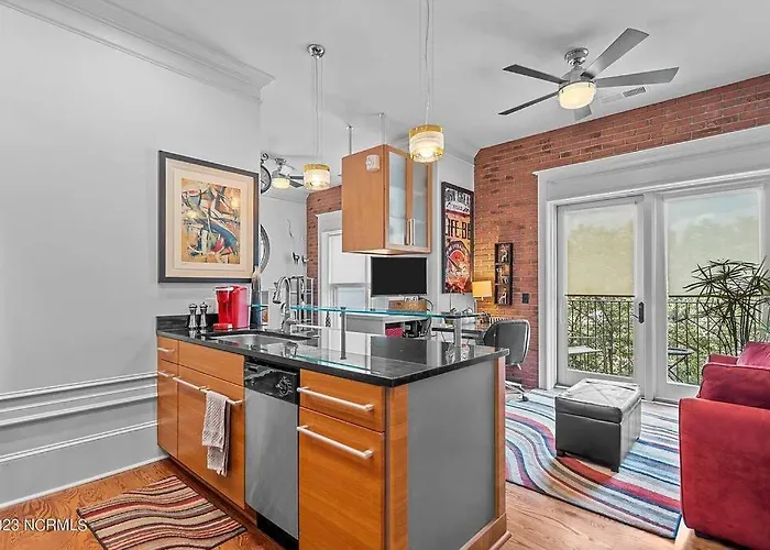 Downtown Condo*Balcony*River*Pet Friendly*Beach