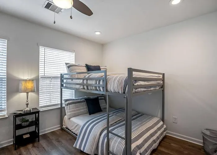 Winter Retreat 3B 3Ba Huge Backyard Mins From Downtown