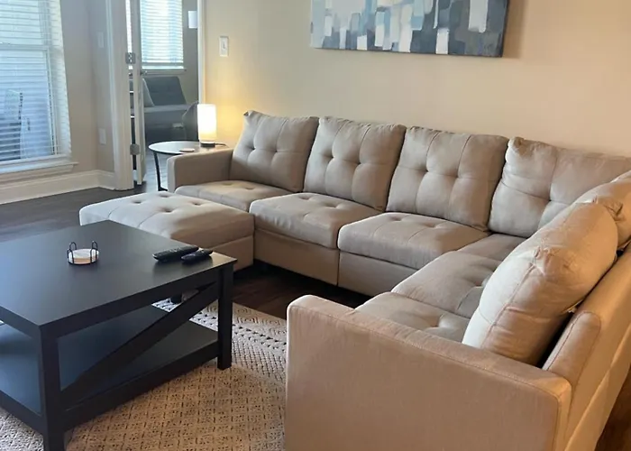 Spacious 2 Bed, 2 Bath Uptown Gem In The Heart Of The City-Parking-Wi-Fi-Balcony-Walk To Boa Stadium