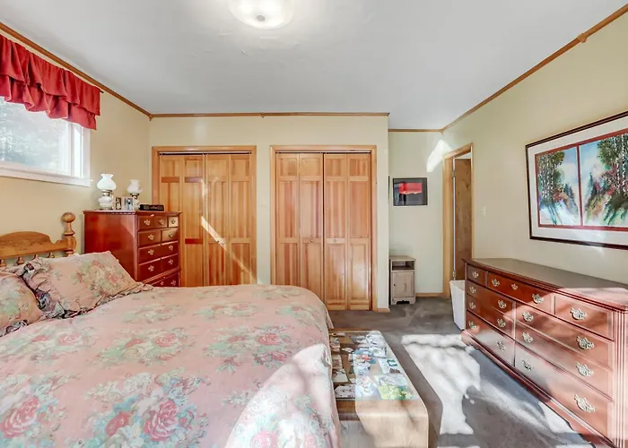 Spacious Classic Cabin Retreat- Near Lassen