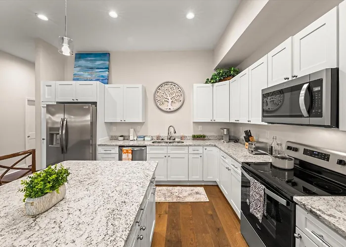 Spacious Freshly Renovated Townhome - City Side
