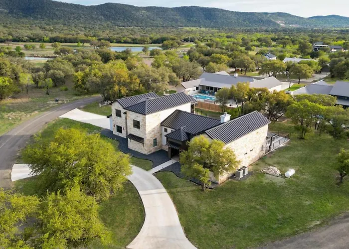 Near Frio Pool Hot Tub Two Kitchens For 30