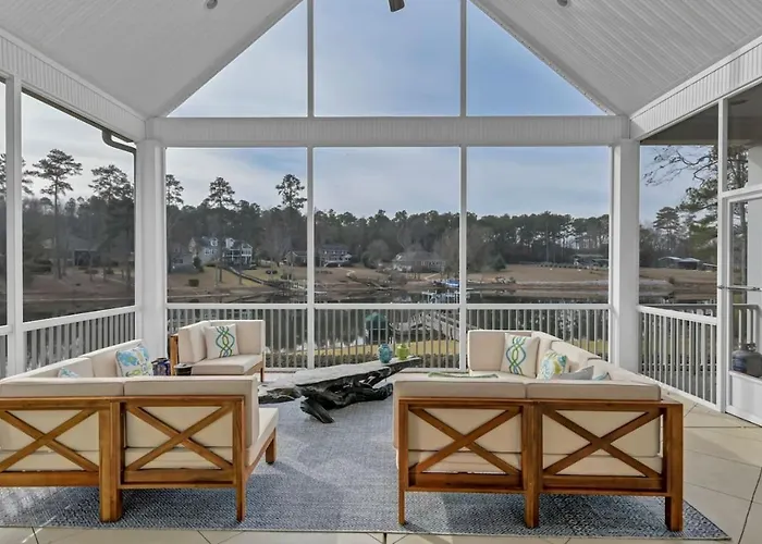 Luxury Escape By The Lake