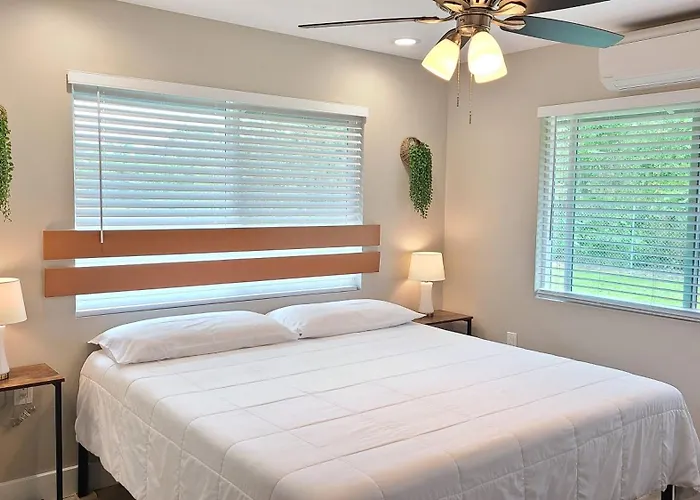 Air Conditioned! Paradise Park Brand New 2-Bedroom Suite