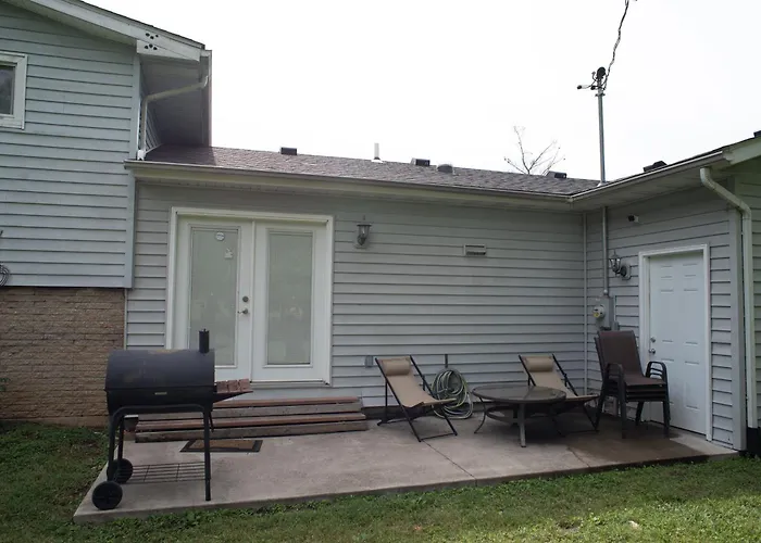 A Huge Sprawling House On A Large Lot -15 Minutes To St Louis