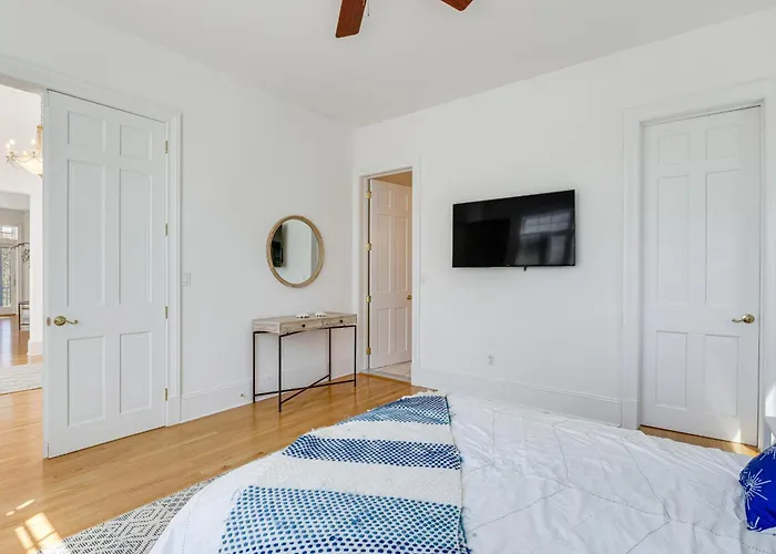 Hamptons Home Near Beaches W/ Pool & Water Views!