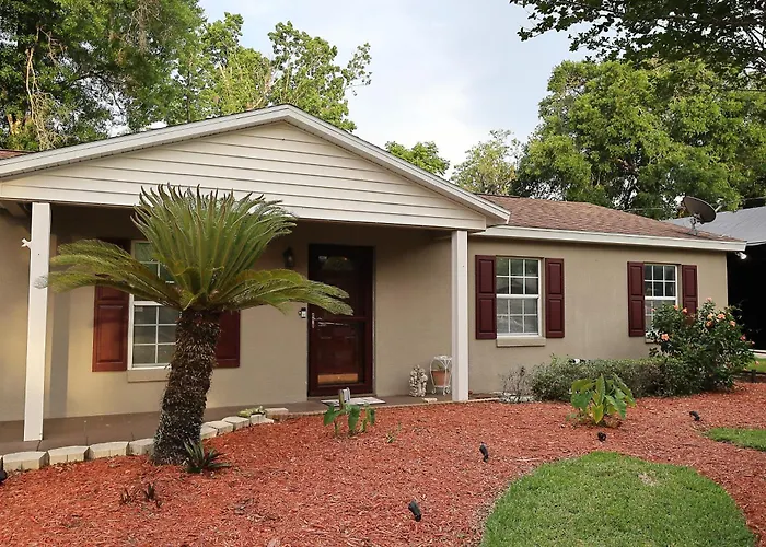 3 Bdrms & Private Backyard Tiki Courtyard & More