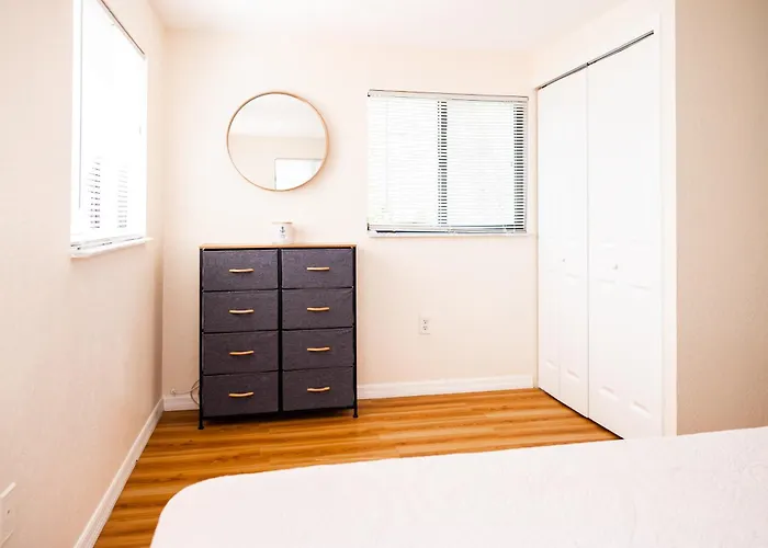 Sun-Drenched 1Br Apt - 5Min Walk To Beach