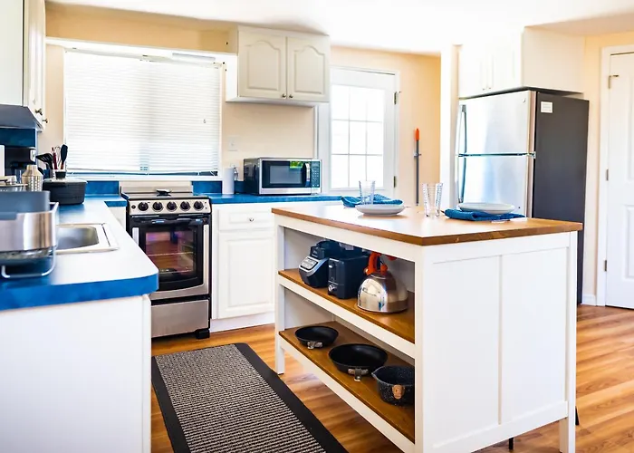 Sun-Drenched 1BR Apt - 5min walk to Beach
