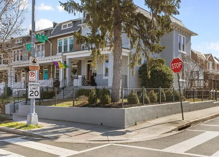 Stone'S Throw From Capitol Hill Free Parking