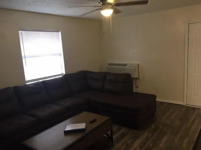 Downstairs One Bedroom Close To Fort Sill!