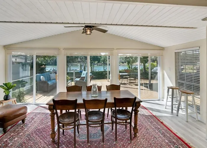 Charming Fishing Cabin Has It All, Full Dock And Summer Kitchen, Access To Sups, Bikes, Beach Gear