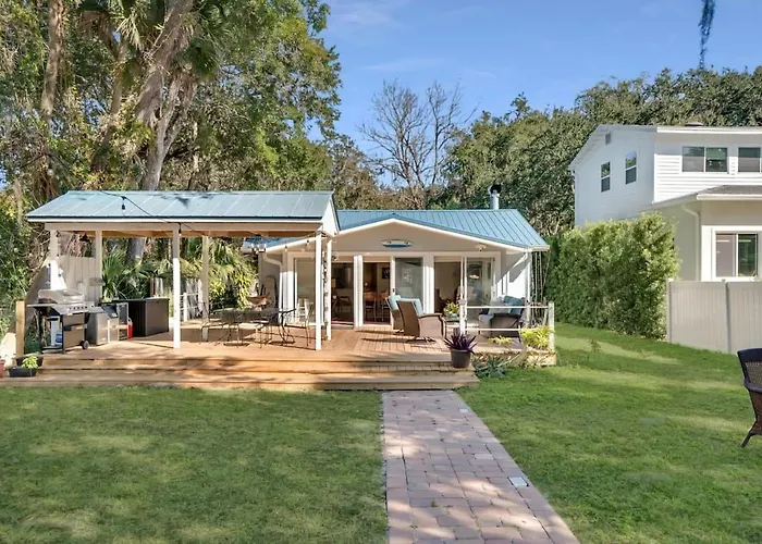 Charming Fishing Cabin Has It All, Full Dock And Summer Kitchen, Access To Sups, Bikes, Beach Gear