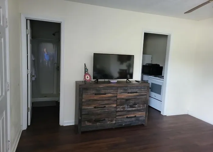 Music Studio Getaway, Close To Entertainment!