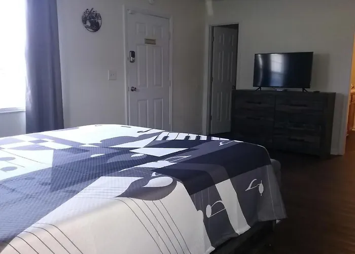 Music Studio Getaway, Close To Entertainment!