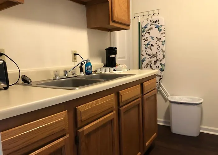 Music Studio Getaway, Close To Entertainment!