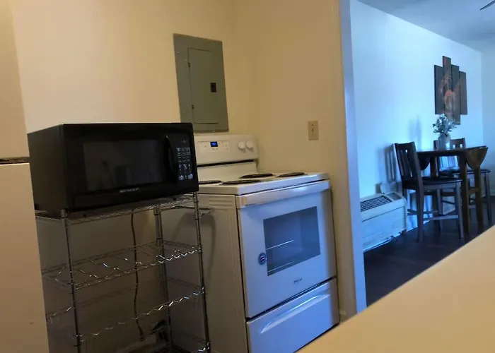 Music Studio Getaway, Close To Entertainment!