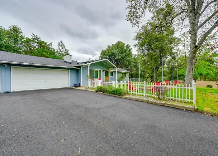 Walk To Dtwn! Dog-Friendly Oakhurst Gem W/ Yard