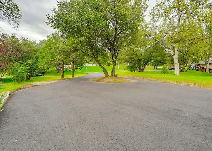 Walk To Dtwn! Dog-Friendly Oakhurst Gem W/ Yard