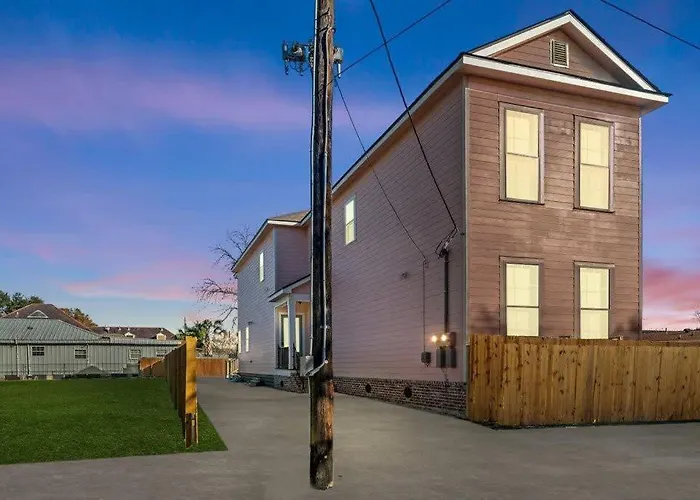 Luxury 4Bd With Pool And Off Street Parking