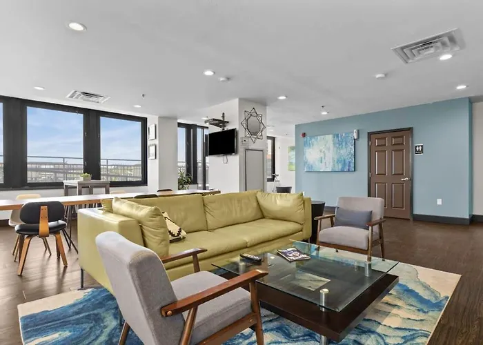 2Br Downtown Apartment With Gym & Deck
