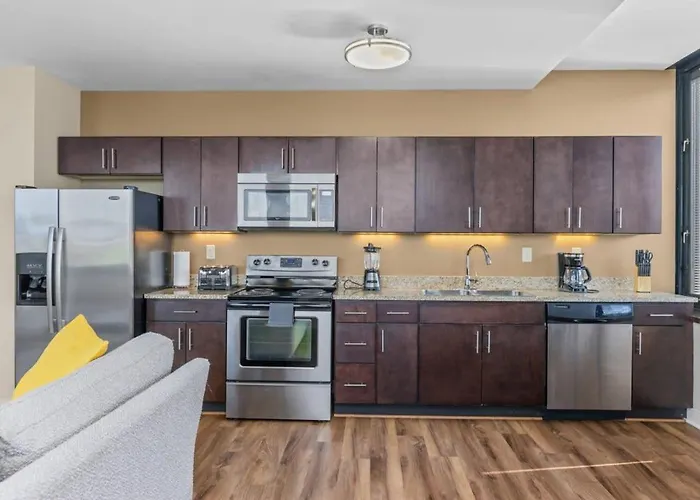2Br Downtown Apartment With Gym & Deck