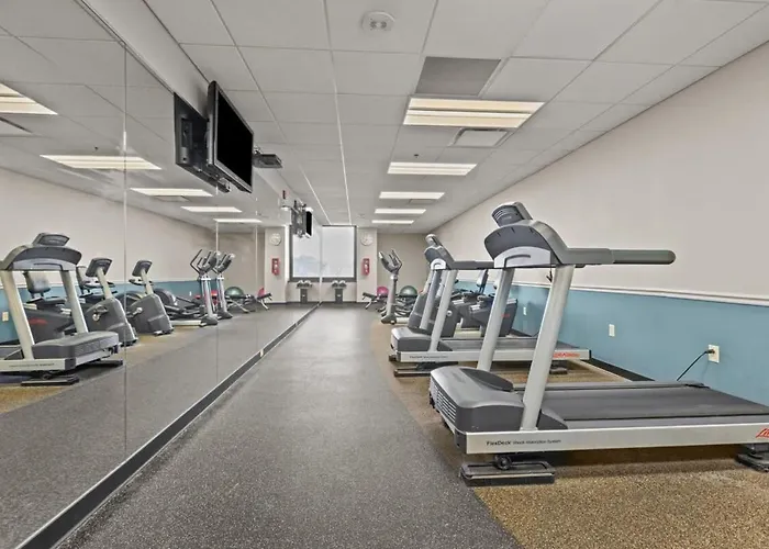 2Br Downtown Apartment With Gym & Deck