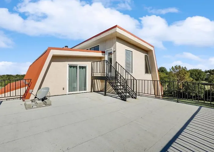 Modern Home - 1 Acre Lot W Pool Patios Jacuzzi