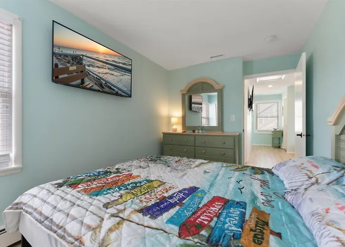 Short Walk To The Beach Modern 2 Bedroom Summer Getaway