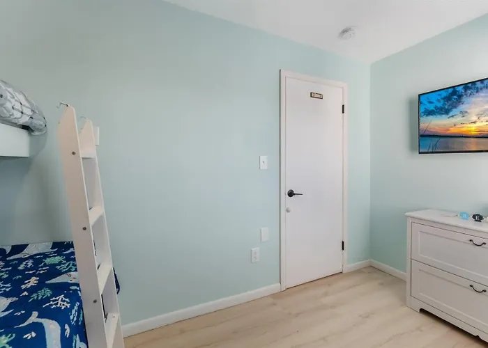 Short Walk To The Beach Modern 2 Bedroom Summer Getaway