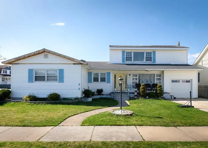 Short Walk To The Beach Modern 2 Bedroom Summer Getaway