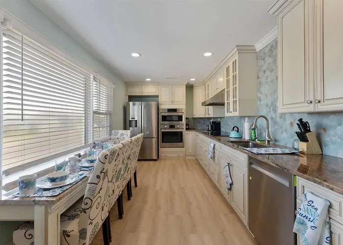 Short Walk To The Beach Modern 2 Bedroom Summer Getaway