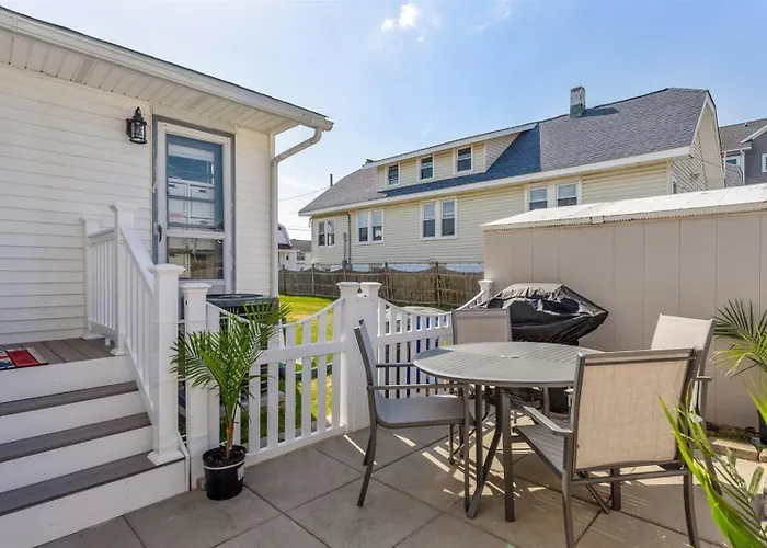 Short Walk To The Beach Modern 2 Bedroom Summer Getaway
