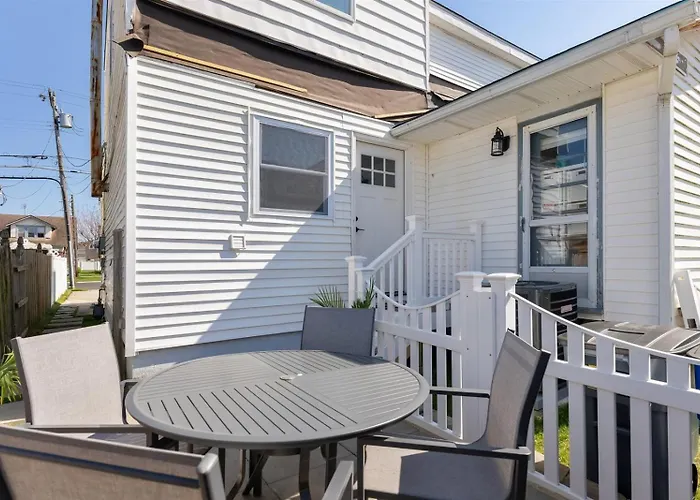 Short Walk To The Beach Modern 2 Bedroom Summer Getaway