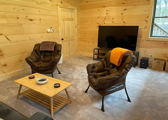 Creekside Getaway - King Bed - Full Kitchen