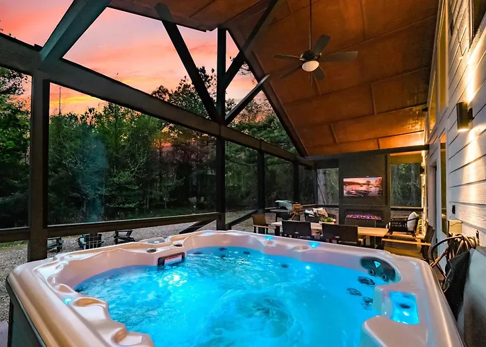 New Farmhouse-Chic Cabin With Hot Tub & Firepit