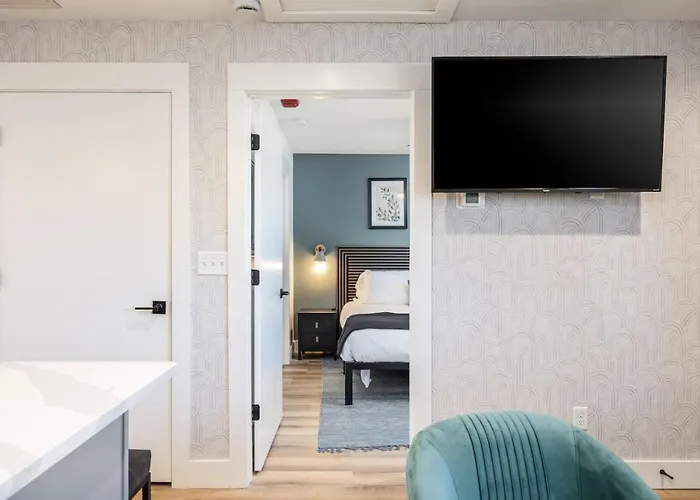 Walk To Restaurants From Condo, By Hospitals, 3 Miles To Downtown