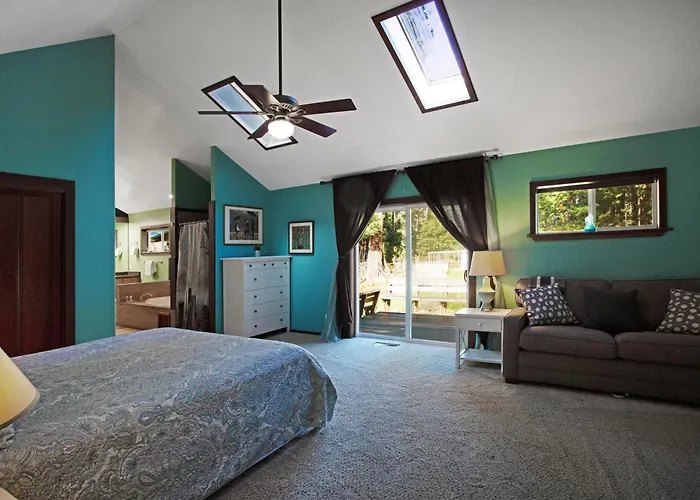 Tree-Lined Home With Hot Tub Firepit & Large Yard