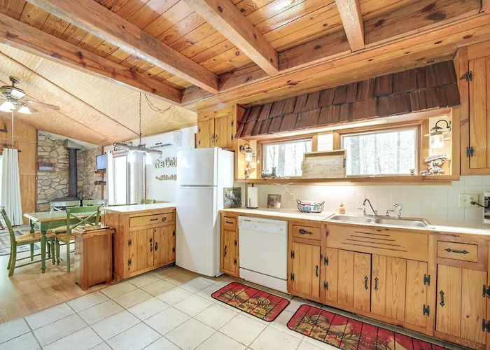 Summer Creekside Cabin Retreat W/ Deck