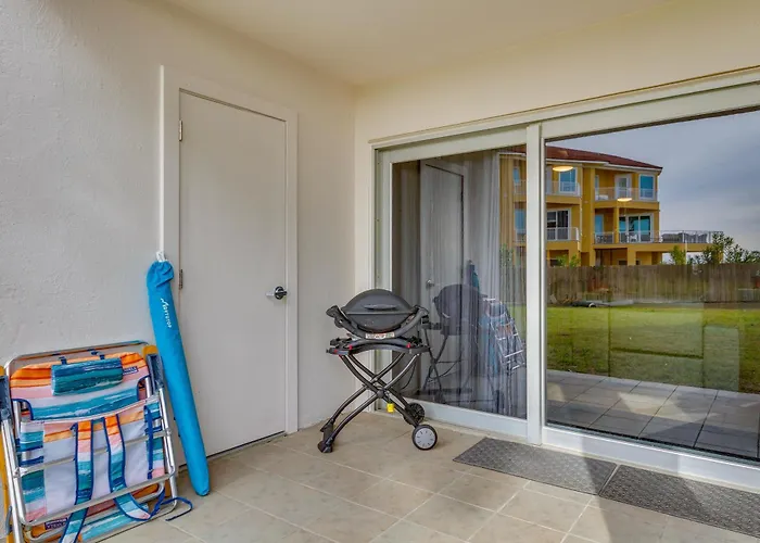 Pensacola Beach Condo W/ Patio & Access To Beach!