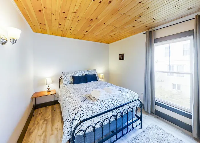 Newly Renovated Haven W/ Deck, Walk To Shops, Dining & Marina, Pet Friendly