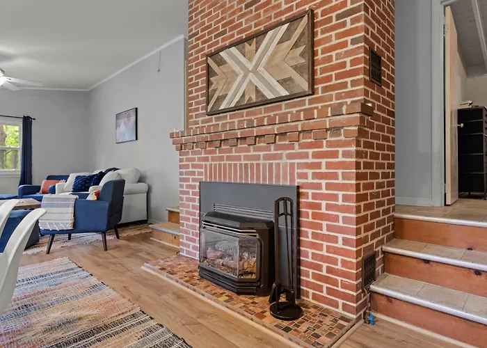 Harpers Ferry Cottage Hot Tub, Wifi, Dog-Friendly
